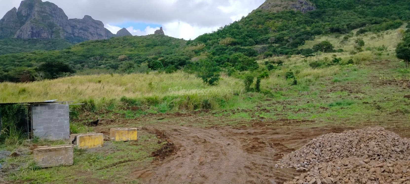 Residential land Buy in Crève Coeur 5,250,000 rupees Lexpress