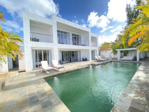 House / Villa 3 Bedrooms 300 m² Pointe aux Canonniers Rs 180,000
