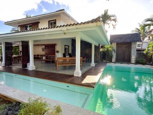 House / Villa 4 Bedrooms 260 m² Pointe aux Canonniers Rs 150,000