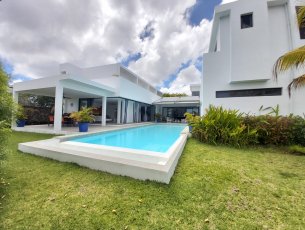 House / Villa 4 Bedrooms 420 m² Grand Bay Rs 180,000