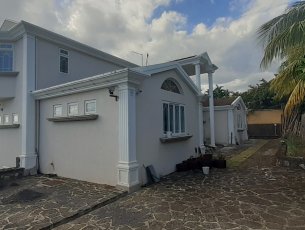 House / Villa 6 Bedrooms 540 m² Black River Rs 180,000