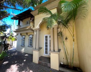 House / Villa - 4 Bedrooms - 2200 ft²