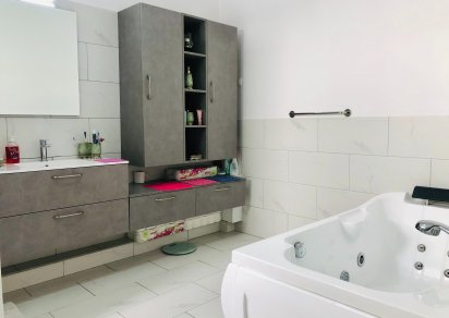 Apartment - 5 Bedrooms - 3864 ft²