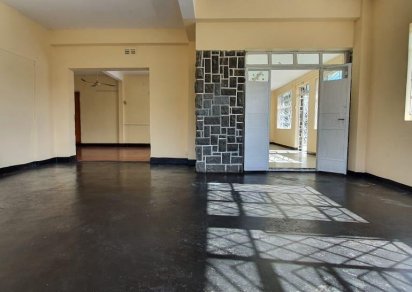 Bâtiment commercial - 1096 m²