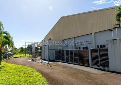 Bâtiment commercial - 1920 m²