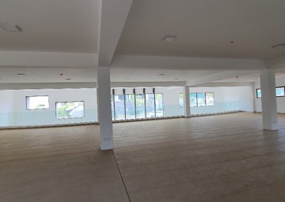 Bâtiment commercial - 2074 m²