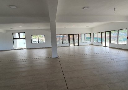 Bâtiment commercial - 2074 m²