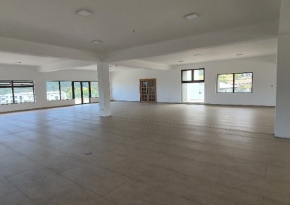 Bâtiment commercial - 2074 m²
