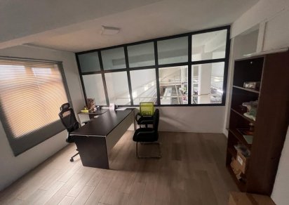 Bâtiment commercial - 734 m²