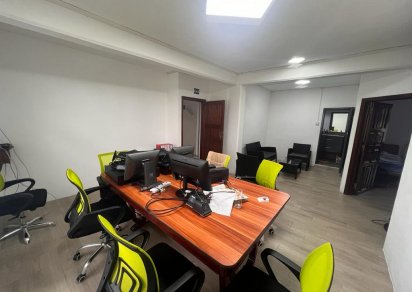 Bâtiment commercial - 734 m²