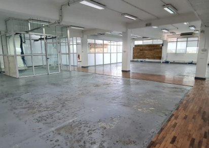 Bâtiment commercial - 885 m²