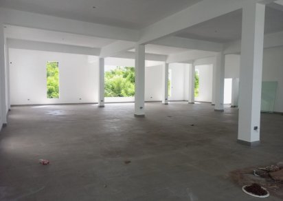 Bâtiment commercial - 900 m²