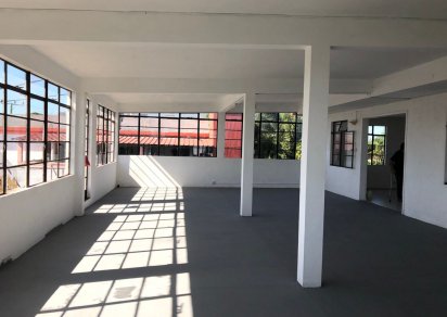 Bâtiment commercial - 975 m²