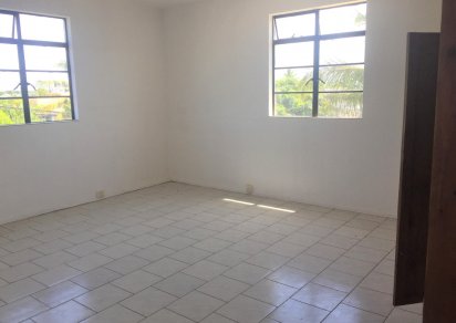 Bâtiment commercial - 975 m²