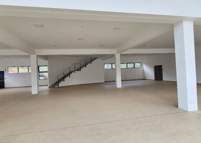 Commercial building - 2074 m²