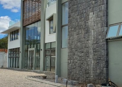 Commercial building - 2074 m²