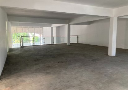 Commercial space - 325 m²