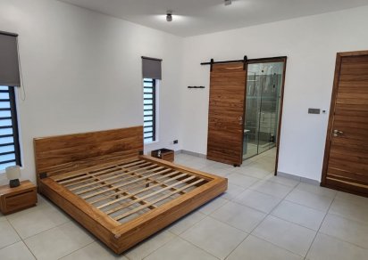 House / Villa - 2 Bedrooms - 2500 ft²