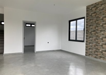 House / Villa - 4 Bedrooms - 2200 ft²