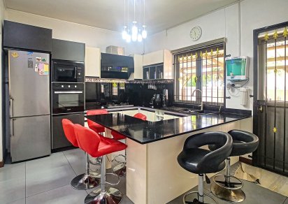 House / Villa - 4 Bedrooms - 242 m²
