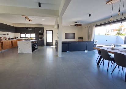 House / Villa - 4 Bedrooms - 290 m²