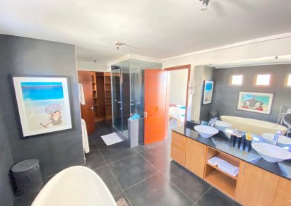 House / Villa - 5 Bedrooms - 300 m²