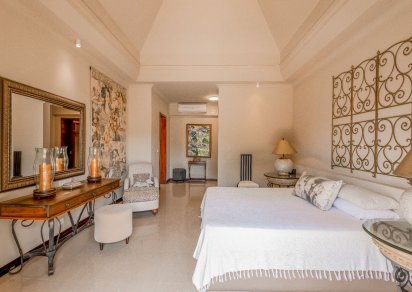 House / Villa - 5 Bedrooms - 594 m²