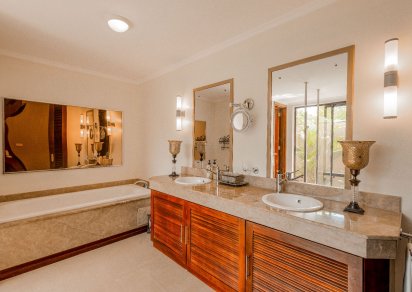 House / Villa - 5 Bedrooms - 594 m²