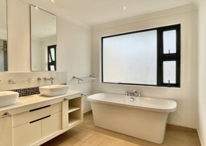 House / Villa - 5 Bedrooms - 640 m²