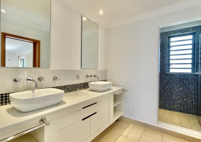 House / Villa - 5 Bedrooms - 640 m²