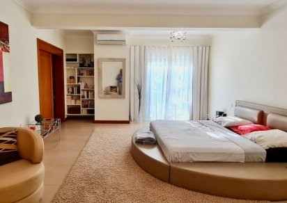House / Villa - 8 Bedrooms - 413 m²