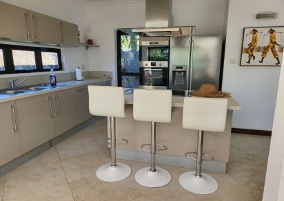 Maison/Villa - 3 chambres - 300 m²