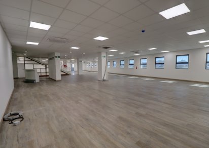 Office - 911 m²