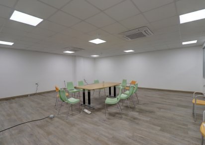 Office - 911 m²