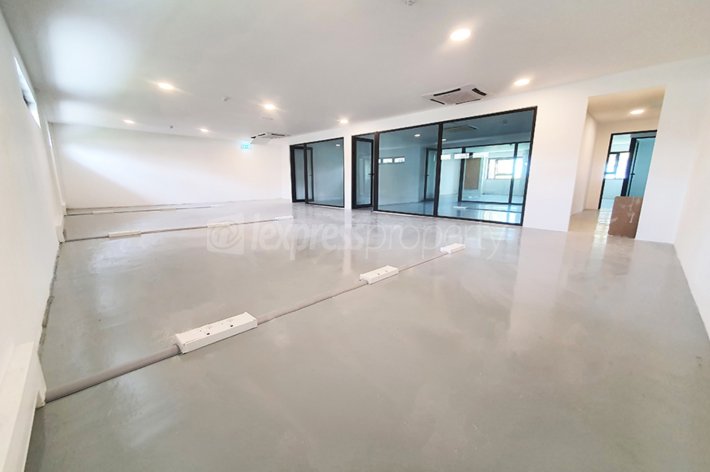 Offices & Commercial Spaces - 227 m² - Image 1
