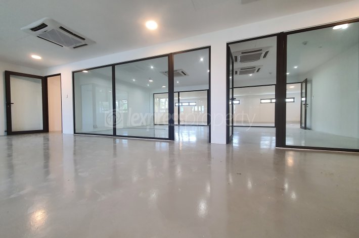 Offices & Commercial Spaces - 227 m² - Image 5