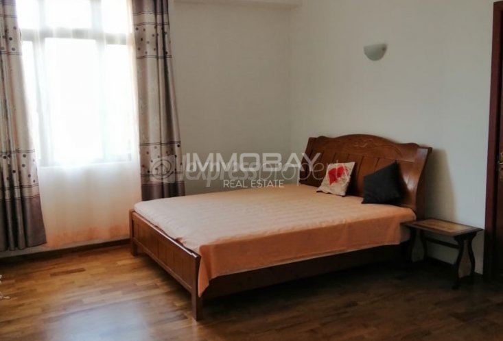 Appartement - 3 chambres - 1300 p²