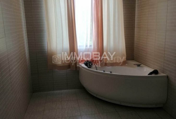 Appartement - 3 chambres - 1300 p²