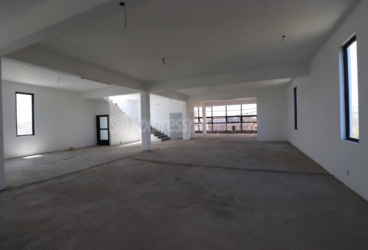 Bâtiment commercial - 650 m²
