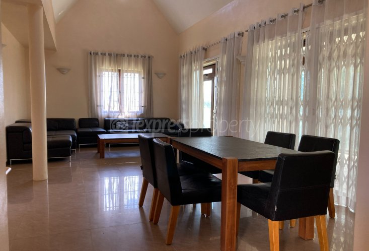 House / Villa - 4 Bedrooms - 2500 ft²