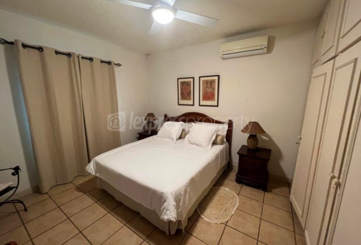 House / Villa - 4 Bedrooms - 4500 ft²