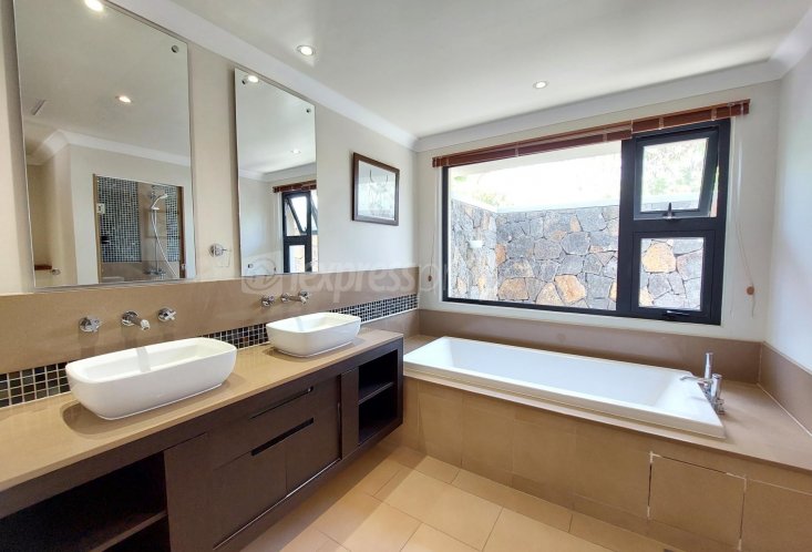 House / Villa - 4 Bedrooms - 586 m²