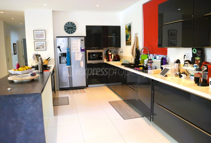 House / Villa - 5 Bedrooms - 360 m²