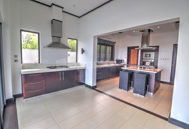 House / Villa - 5 Bedrooms - 610 m²