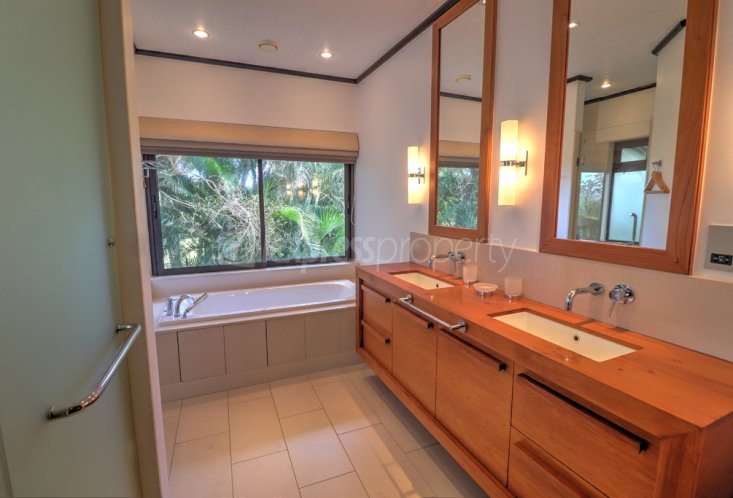 House / Villa - 5 Bedrooms - 610 m²