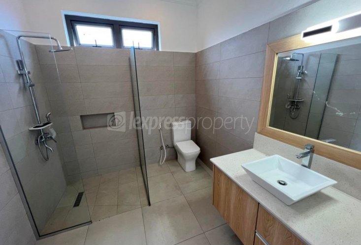 Maison/Villa - 3 chambres - 2400 m²