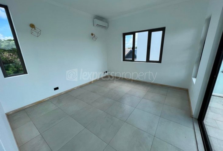 Maison/Villa - 3 chambres - 2400 m²