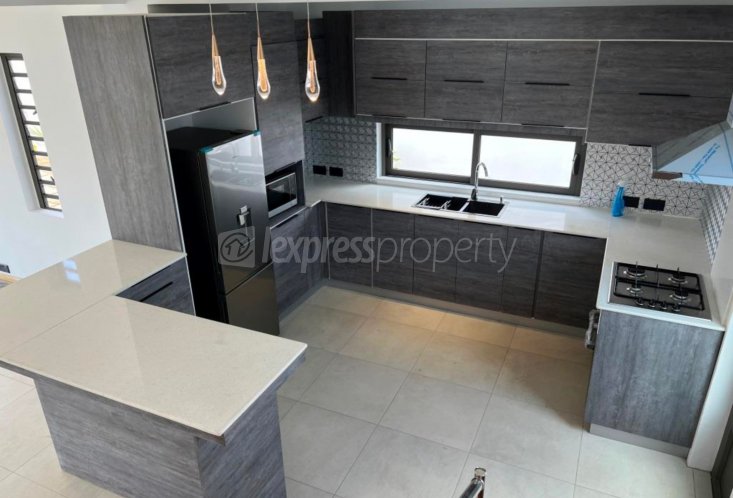 Maison/Villa - 3 chambres - 2400 m²