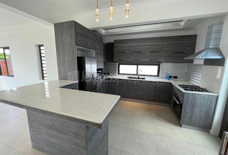 Maison/Villa - 3 chambres - 2400 m²