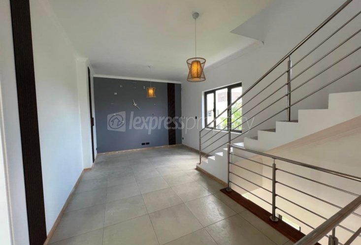 Maison/Villa - 3 chambres - 2400 m²